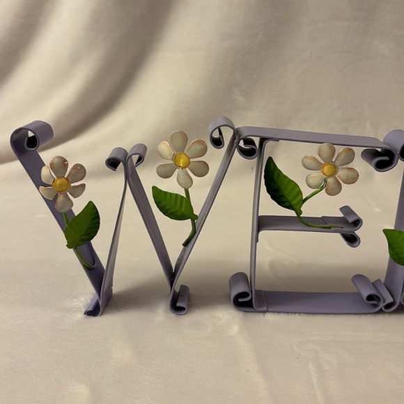 Lavender “Welcome” sign with daisies. - Picture 3 of 7